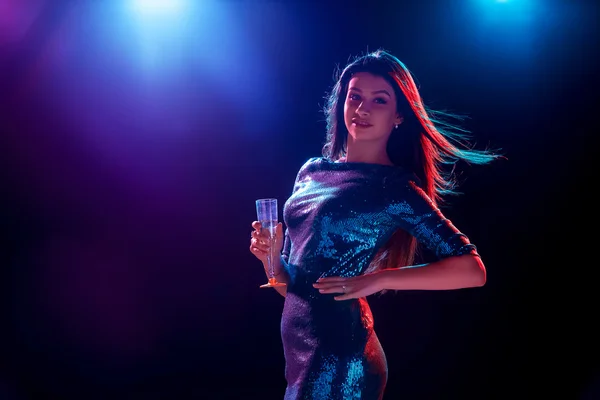A gyönyörű lány a bulin, iszik pezsgőt tánc — Stock Fotó