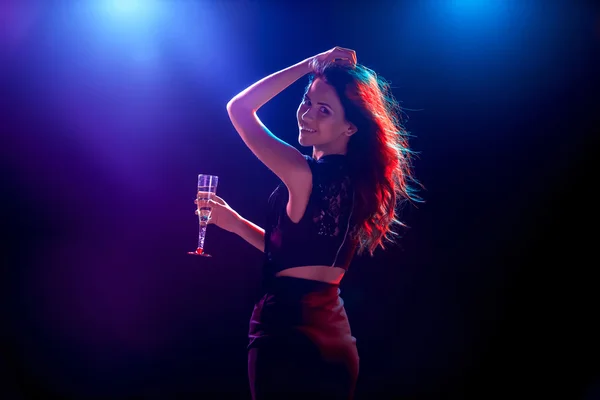 Het mooie meisje dansen op het feest drinken champagne — Stockfoto