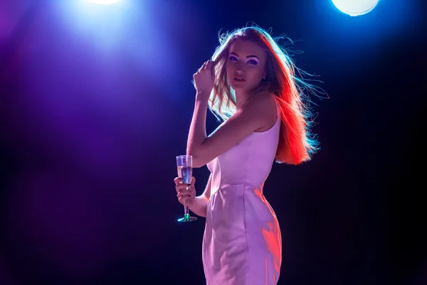 La hermosa chica bailando en la fiesta bebiendo champán —  Fotos de Stock