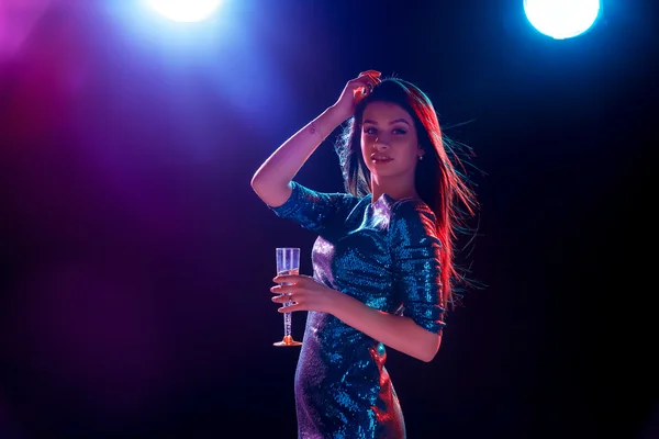 A linda garota dançando na festa bebendo champanhe — Fotografia de Stock