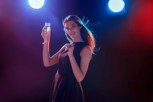 La hermosa chica bailando en la fiesta bebiendo champán — Foto de Stock