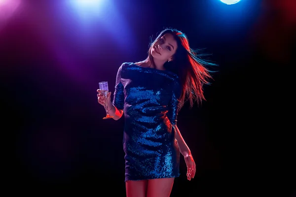 Het mooie meisje dansen op het feest drinken champagne — Stockfoto