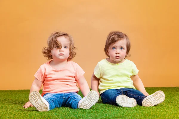 Glad rolig tjej tvillingar systrar spela och skratta — Stockfoto