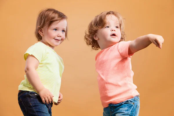 Mutlu kız oynama ve gülen kız ikiz — Stok fotoğraf