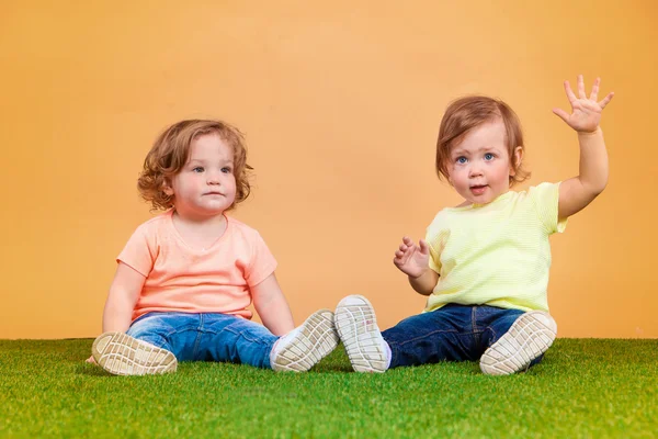 Glad rolig tjej tvillingar systrar spela och skratta — Stockfoto