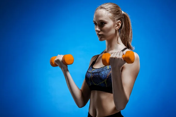 Sportieve vrouw doen aërobe oefening met rode halters — Stockfoto