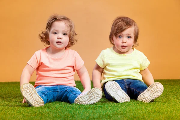 Joyeux drôle fille jumeaux sœurs jouer et rire — Photo