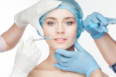 Çekici kadına şırınga yüzüne plastik cerrahi