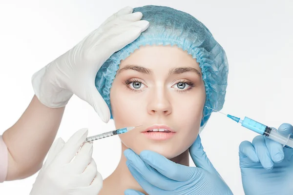 Atrakcyjna kobieta w chirurgii plastycznej ze strzykawki w jej twarz — Zdjęcie stockowe