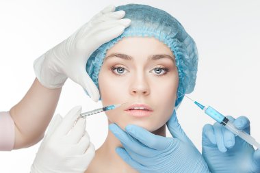 Çekici kadına şırınga yüzüne plastik cerrahi