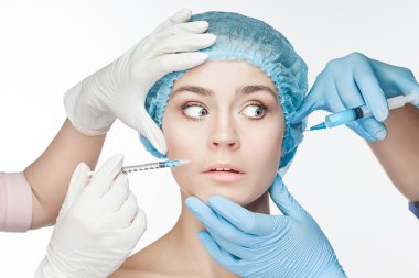 Çekici kadına şırınga yüzüne plastik cerrahi