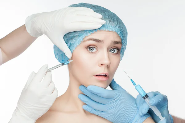 Atraktivní žena v plastické chirurgii s injekční stříkačkou v její tváři — Stock fotografie