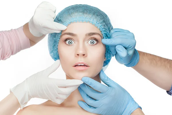 Plastikkirurgi konceptet. Läkare händerna i handskar röra kvinna ansikte — Stockfoto