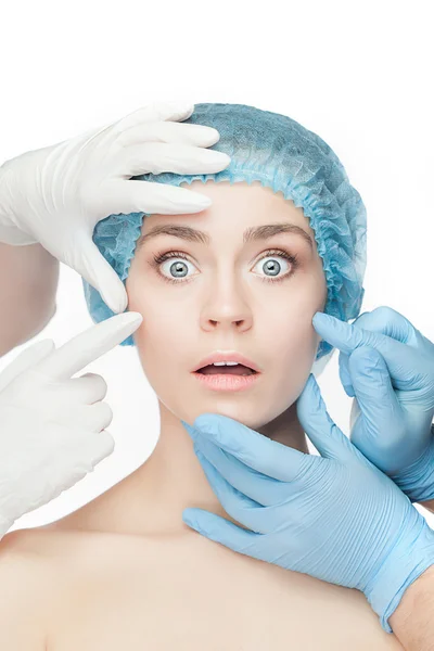 Plastická chirurgie koncept. Doktor ruce v rukavicích dotýká žena obličej — Stock fotografie