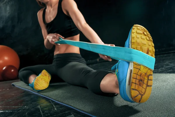 Lastik bant ile egzersiz esmer atletik kadın — Stok fotoğraf