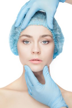 Plastik cerrahi kavramı. Doktor kadın yüz dokunmadan eldiven eller