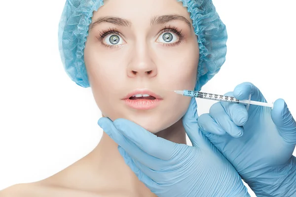 Mulher atraente em cirurgia plástica com seringa no rosto — Fotografia de Stock