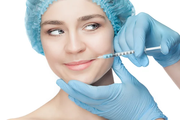 Çekici kadına şırınga yüzüne plastik cerrahi — Stok fotoğraf