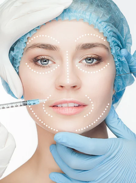 Den vackra kvinnan innan plastikkirurgi drift av kosmetika — Stockfoto