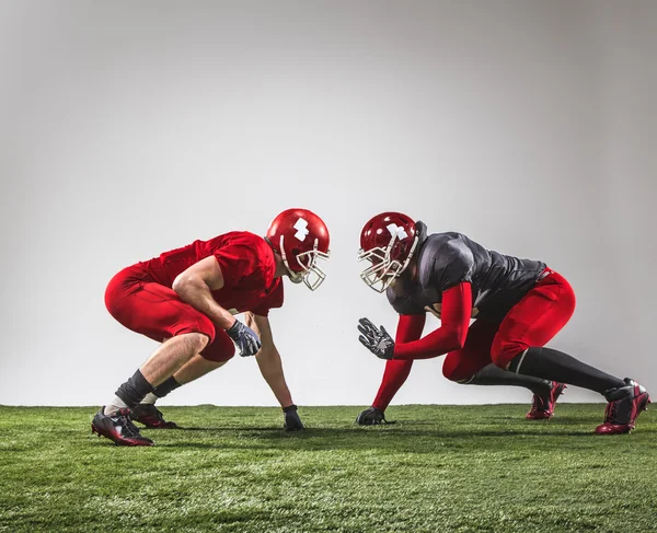 De twee Amerikaanse voetballers in actie — Stockfoto