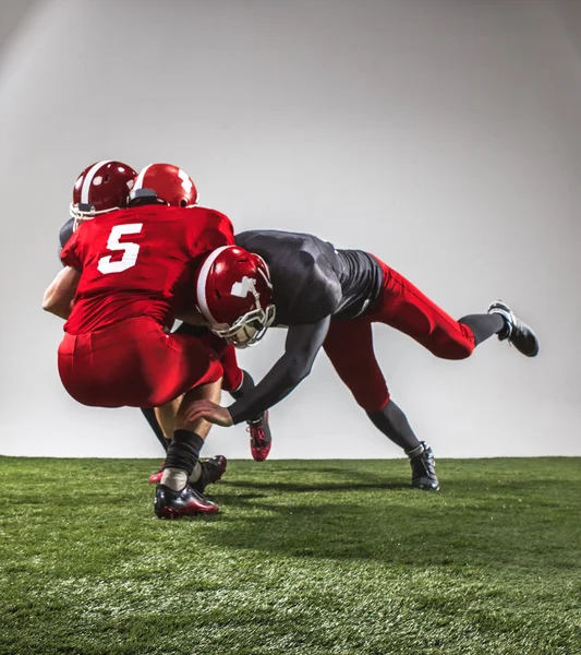 I tre giocatori di football americano in azione — Foto Stock