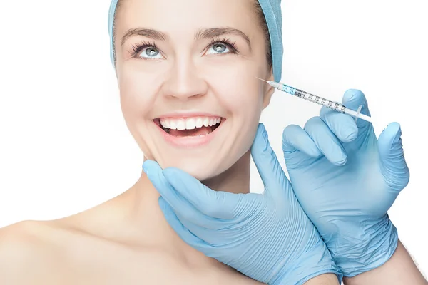Atrakcyjna kobieta w chirurgii plastycznej ze strzykawki w jej twarz — Zdjęcie stockowe