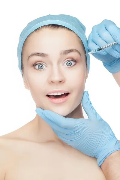 Ελκυστική γυναίκα στην πλαστική χειρουργική με σύριγγα στο πρόσωπό της — Φωτογραφία Αρχείου