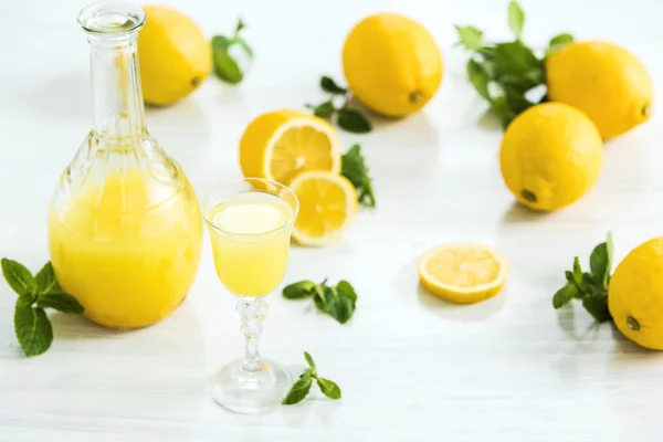 Italské tradiční likér limoncello s citronem — Stock fotografie