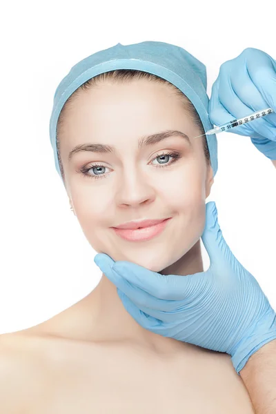Mujer atractiva en cirugía plástica con jeringa en la cara — Foto de Stock