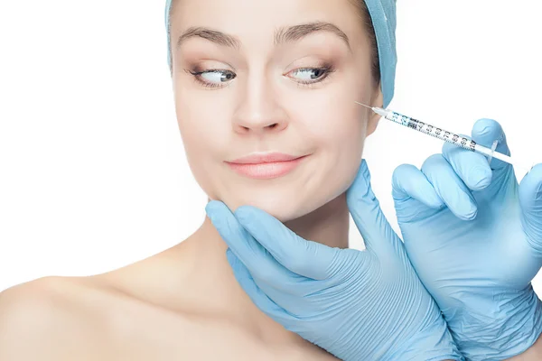Donna attraente in chirurgia plastica con siringa in faccia — Foto Stock