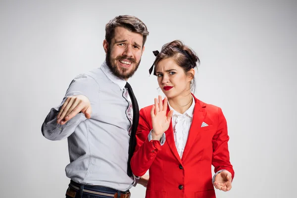 Obchodní muž a žena komunikuje na šedém pozadí — Stock fotografie