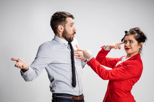 El hombre y la mujer de negocios que se comunican sobre un fondo gris — Foto de Stock