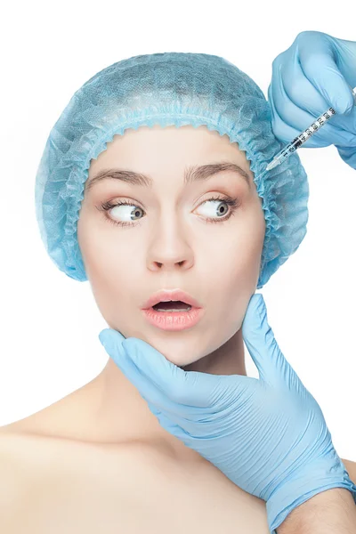 注射器で彼女の顔を整形手術で魅力的な女性 — ストック写真