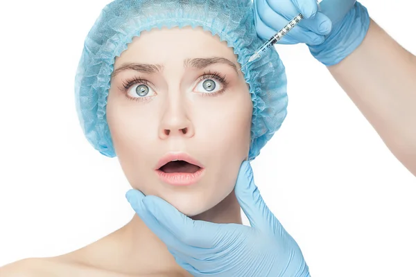 Çekici kadına şırınga yüzüne plastik cerrahi — Stok fotoğraf