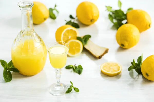 Ιταλικό παραδοσιακό λικέρ limoncello με λεμόνι — Φωτογραφία Αρχείου