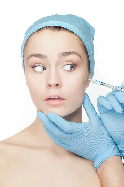Mulher atraente em cirurgia plástica com seringa no rosto — Fotografia de Stock
