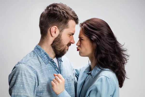 La joven pareja con diferentes emociones durante el conflicto — Foto de Stock