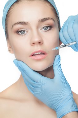 Çekici kadına şırınga yüzüne plastik cerrahi