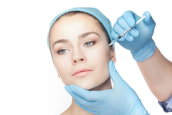 Aantrekkelijke vrouw op plastische chirurgie met spuit in haar gezicht — Stockfoto