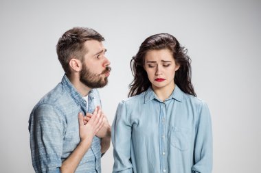 Çatışma sırasında farklı duygular ile genç Çift