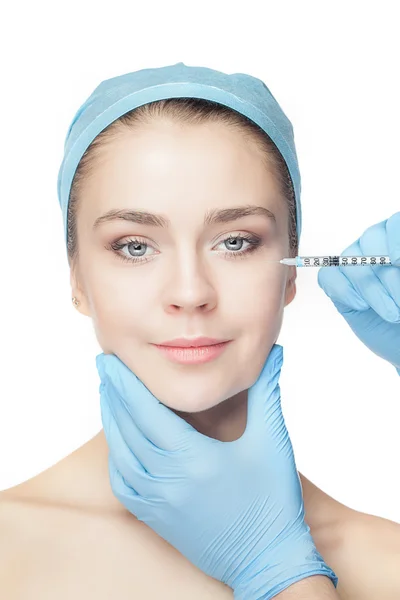 Aantrekkelijke vrouw op plastische chirurgie met spuit in haar gezicht — Stockfoto