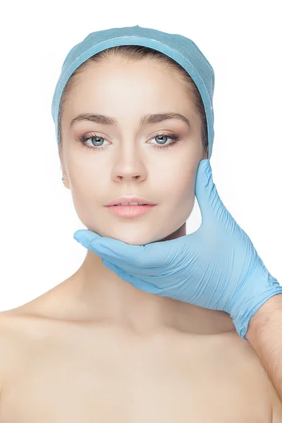 Plastische chirurgie concept. Dokter handen in handschoenen aanraken van gezicht vrouw — Stockfoto