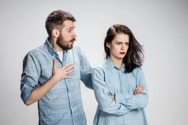 La joven pareja con diferentes emociones durante el conflicto — Foto de Stock