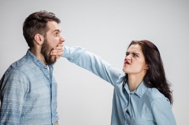 Çatışma sırasında farklı duygular ile genç Çift