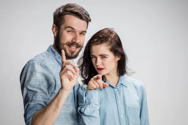 O homem de negócios e mulher em um fundo cinza — Fotografia de Stock