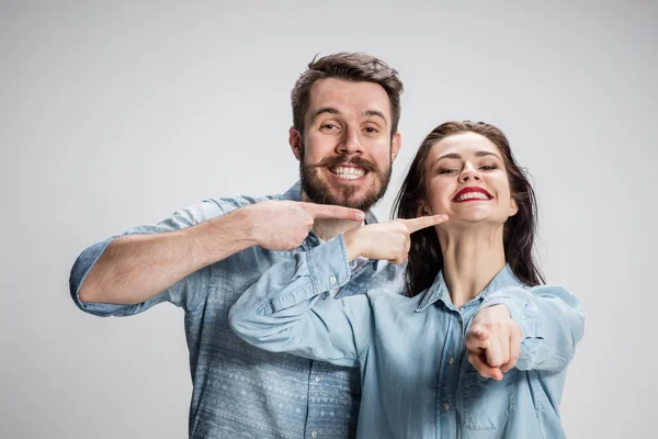 El hombre y la mujer de negocios sobre un fondo gris —  Fotos de Stock