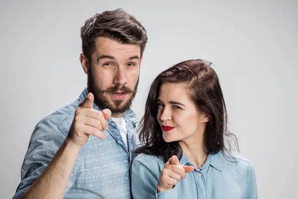 El hombre y la mujer de negocios sobre un fondo gris —  Fotos de Stock