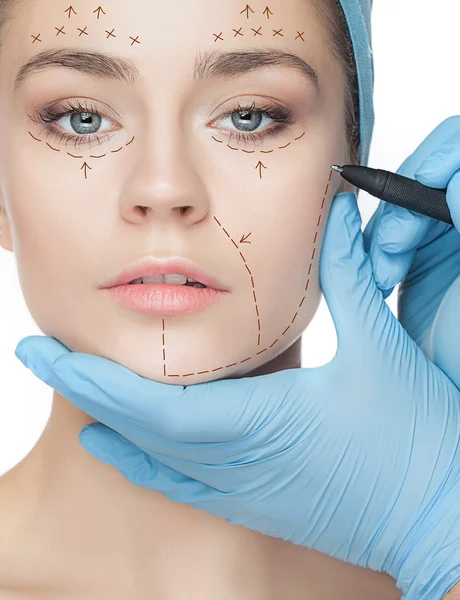 Piękna młoda kobieta z linii perforacji na twarz przed operacji plastycznej. — Zdjęcie stockowe