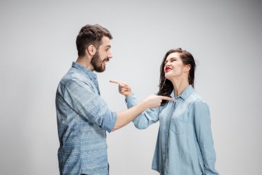 Çatışma sırasında farklı duygular ile genç Çift