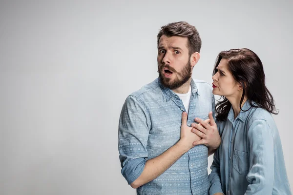 O jovem casal com emoções diferentes durante o conflito — Fotografia de Stock